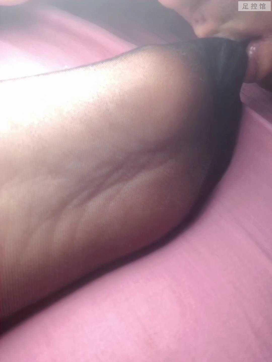 夜袭闻天熟睡的黑丝脚