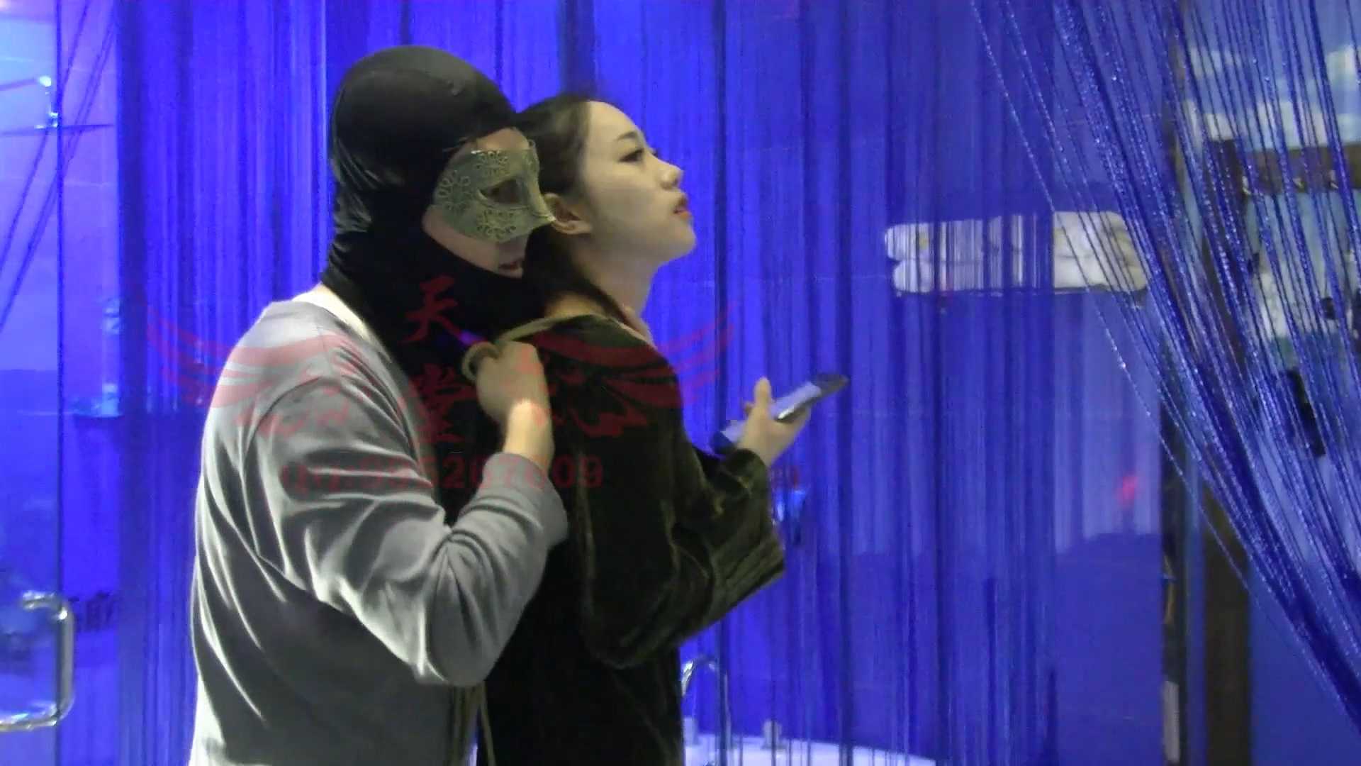 【重磅】蒙面男入室威胁绑架少女，强行tian吃丝足嫩脚