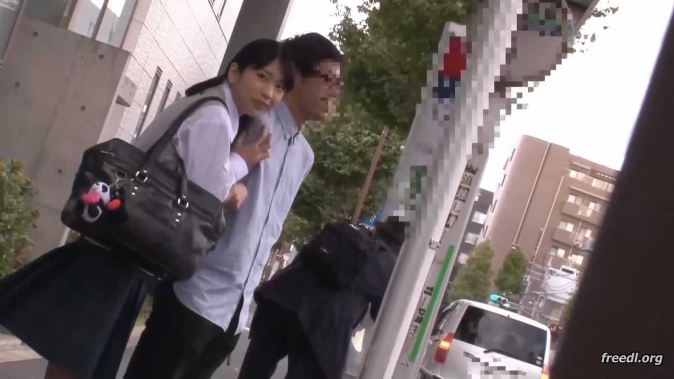 学生放学在车上被强行tian脚