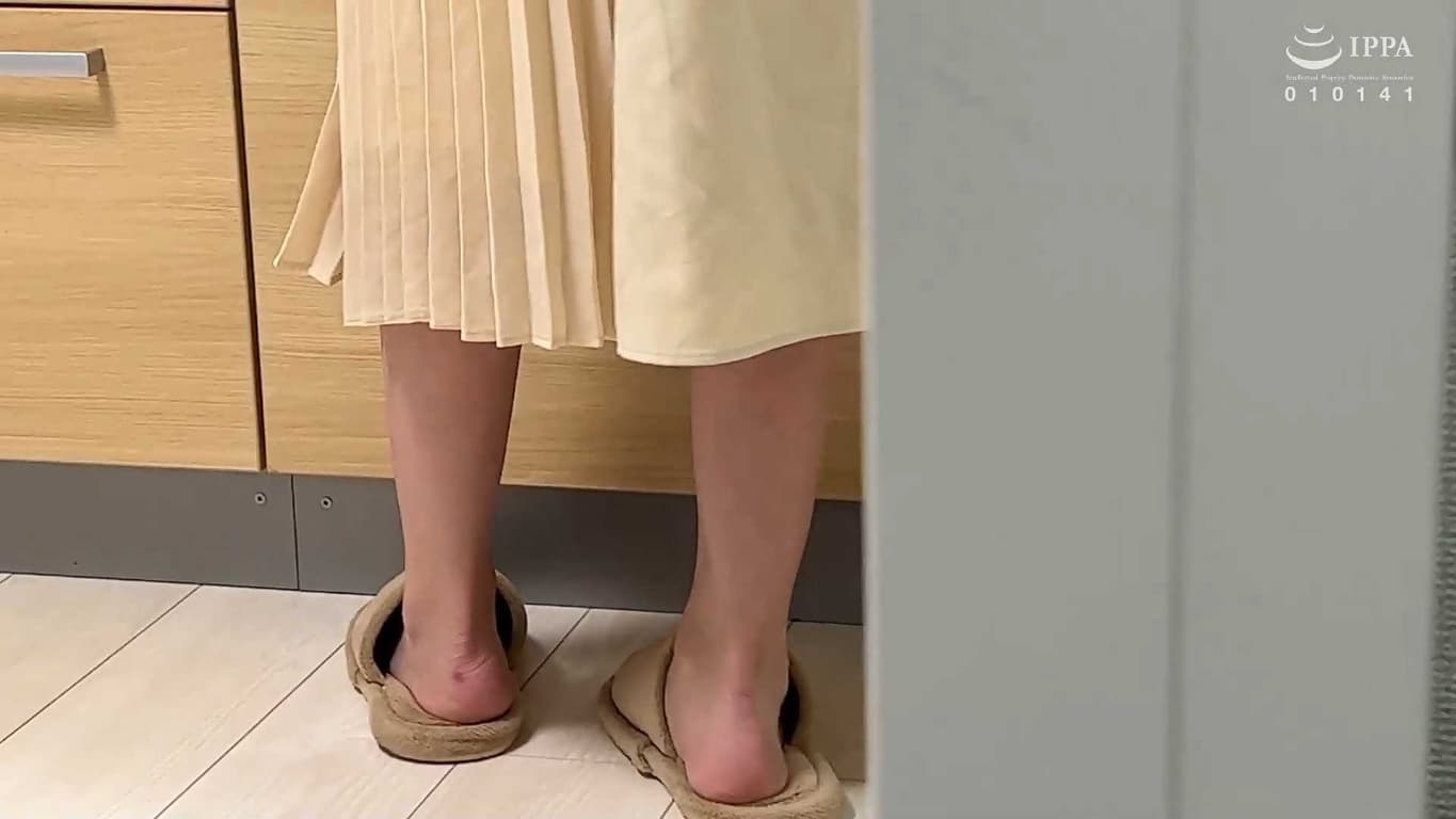 男子去朋友家做客，半夜竟偷舔朋友妻子裸足