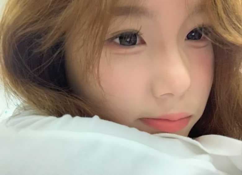 精神小妹被老哥tian脚后不过瘾，还要tian手指