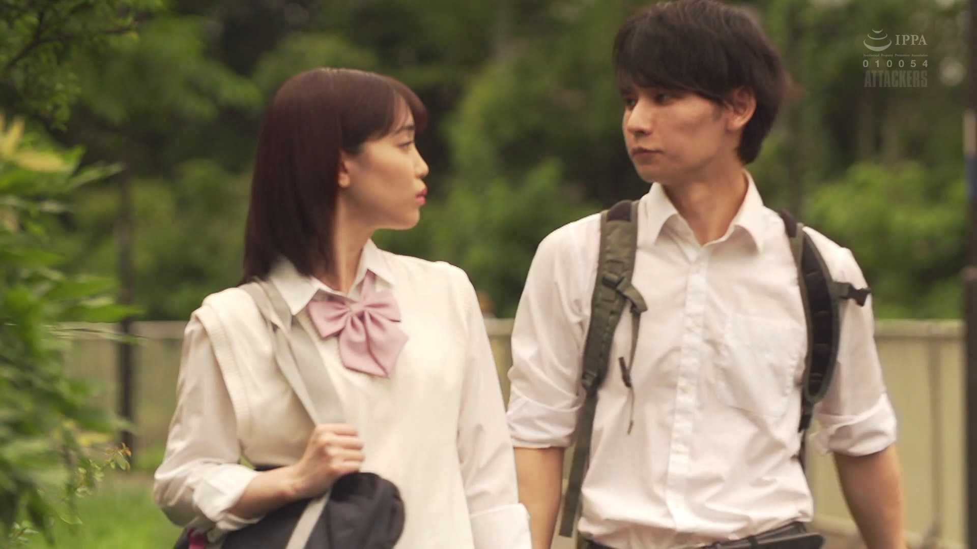 【重磅】儿子带初恋女同学回家，却被父亲狂吃嫩脚