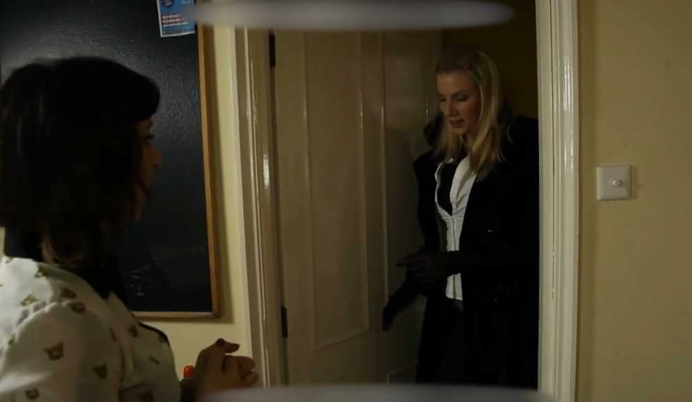 女邻居串门被打昏tian脚