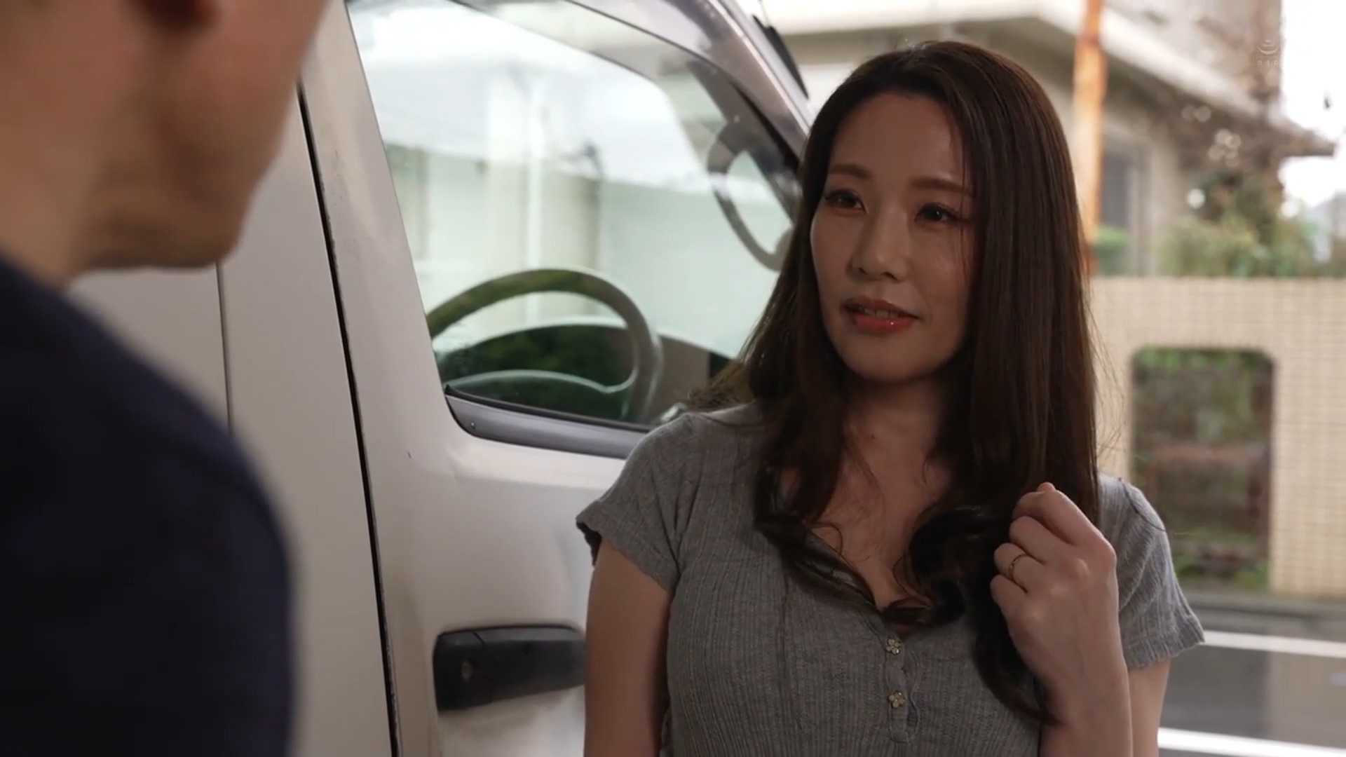 女子被前男友与不良青年勾结强制tian脚