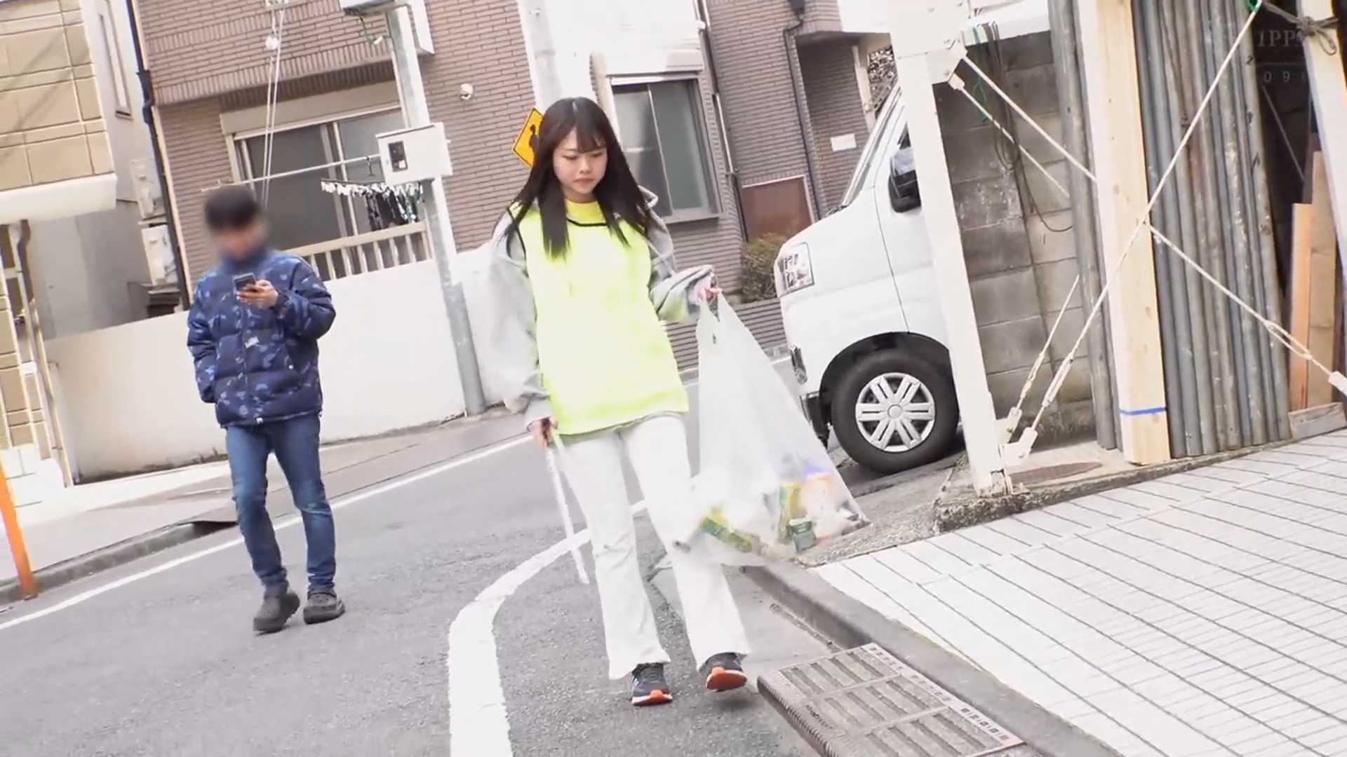 男子街边捂晕志愿者学生品尝棉袜裸足