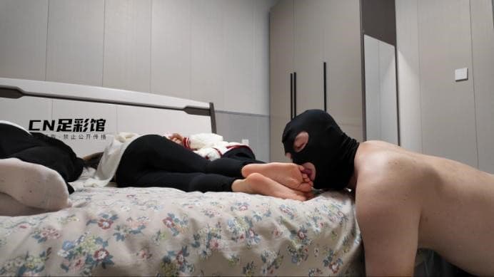 品尝两个小姐姐的棉袜裸足